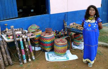 Indianisches Kunsthandwerk angeboten von der Frau des Häuptlings