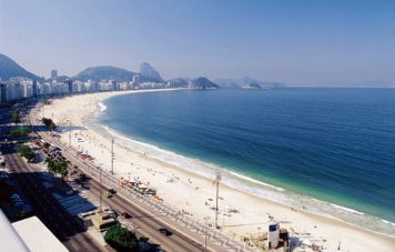 Der Strand von Copacabana mit dem Zuckerhut an seinem Ende