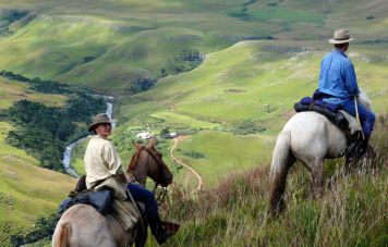 Pferde und Reiter werden beim bergauf und bergab gefordert