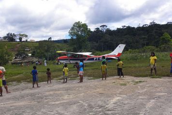Ankunft mit dem Flugzeug im Ingarikó-Dorf