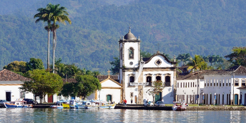 Altstadt von Paraty mit Santa Rita vom Meer aus gesehen